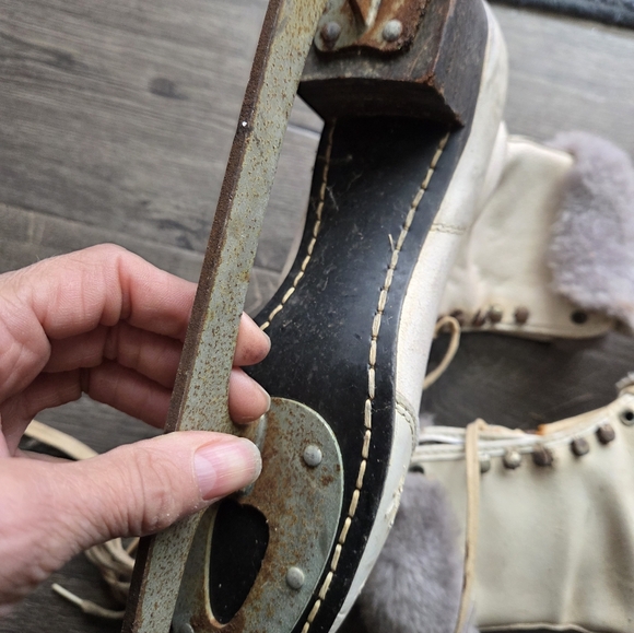 Women's Cream Lace-Up Faux Fur Trimmed Ice Skates - Picture 2 of 3